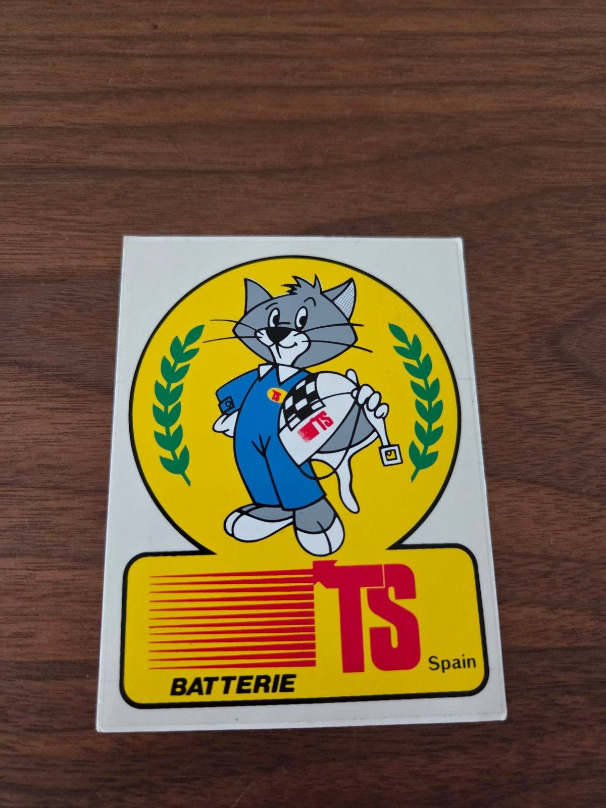 8305 TS Batterij Sticker - Kat met Racehelm uit Spanje, Verzamelen, Ophalen of Verzenden, Zo goed als nieuw, Auto of Motor