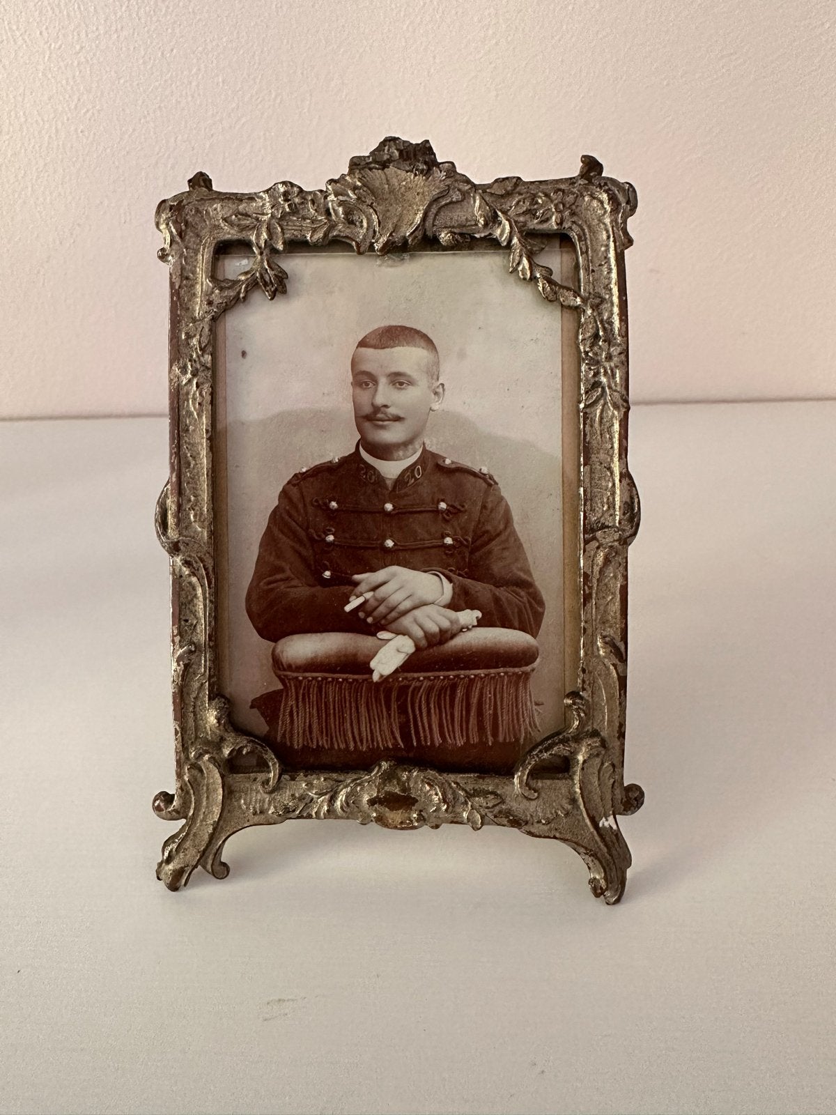 Antieke fotolijst met foto van militair, Gebruikt, Ophalen of Verzenden, Fotolijst, Metaal