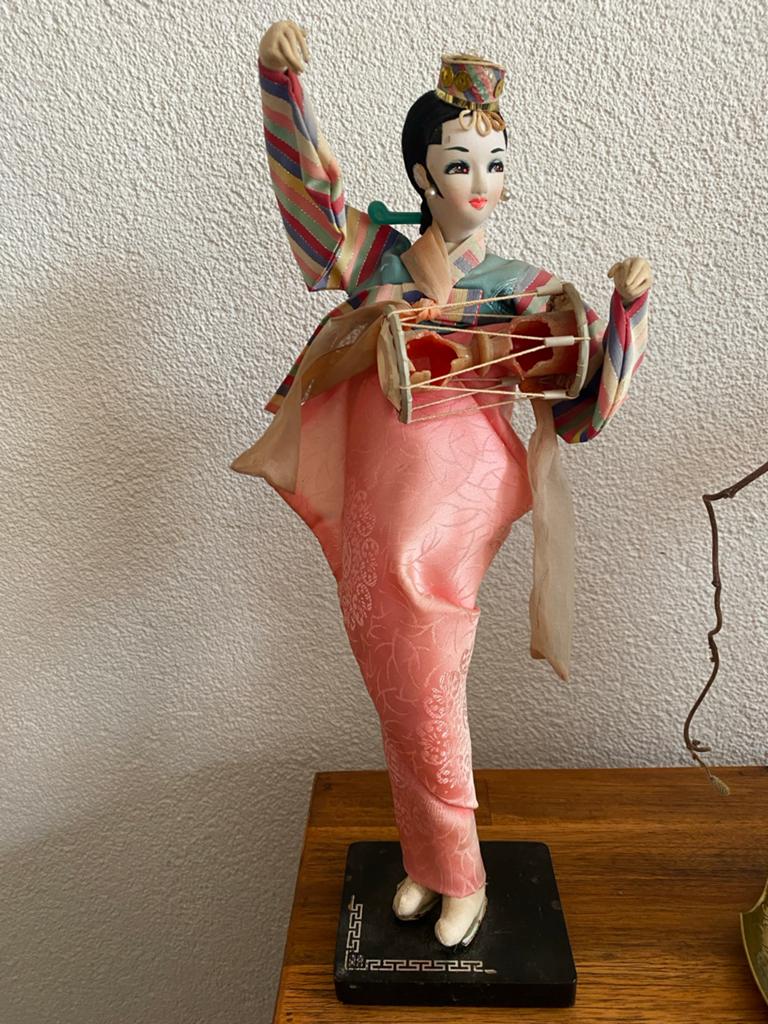 Vintage Koreaanse pop met traditionele kleding en trommel, Ophalen of Verzenden