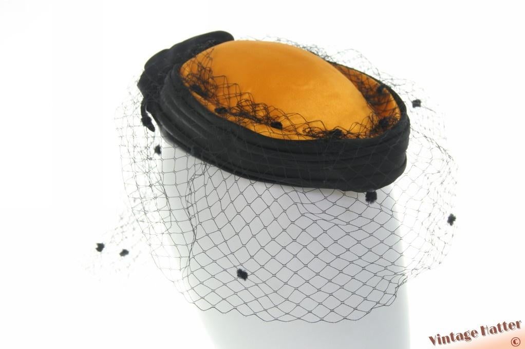 Vintage Cocktail pillbox hoedje oranje satijn + voile 55-56, Kleding | Dames, Hoeden en Petten, Ophalen of Verzenden, Zo goed als nieuw