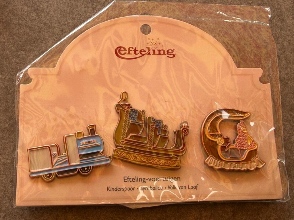 Efteling pinset Voertuigen 1 op kaartje, Ophalen of Verzenden, Zo goed als nieuw, Button of Speldje