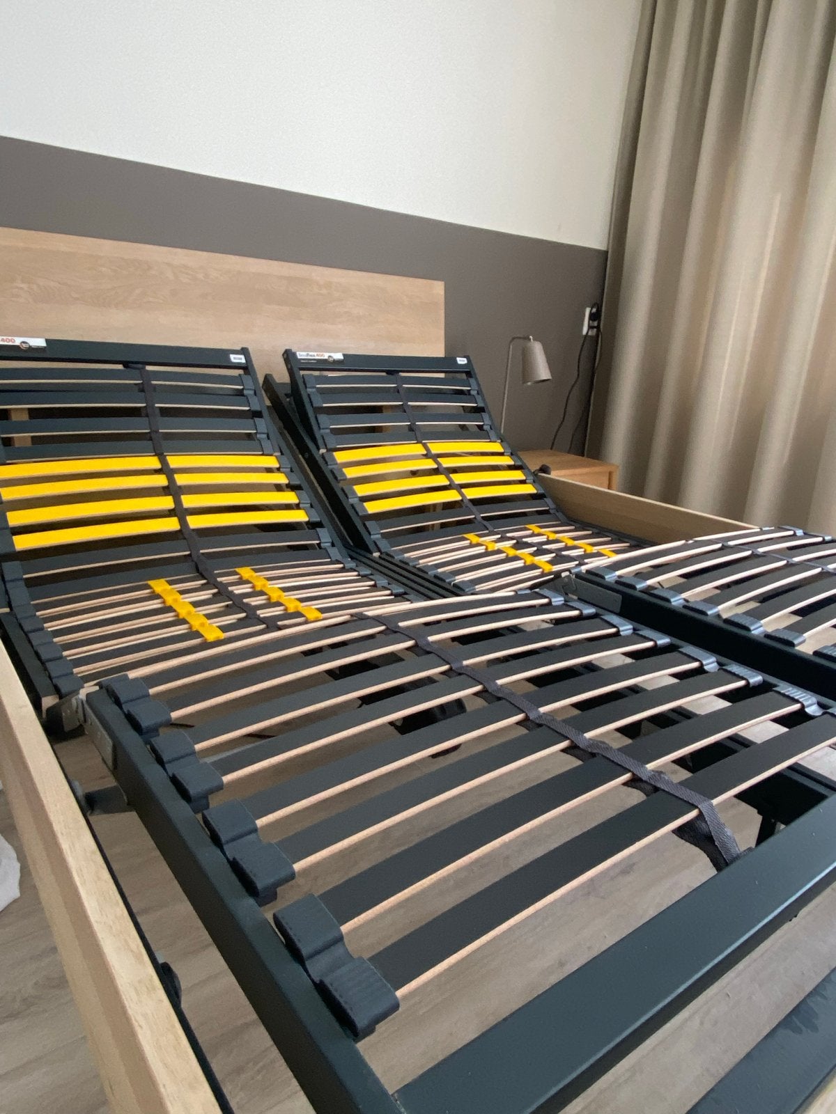 2 Bossflex 400 elektrisch verstelbare lattenbodems, Ophalen, Tweepersoons, Zo goed als nieuw, 80 cm