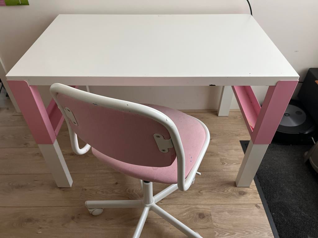 Gratis: Kinderbureau roze en bijpassende stoel IKEA, Ophalen, Gebruikt, Hout, Kinderbureau