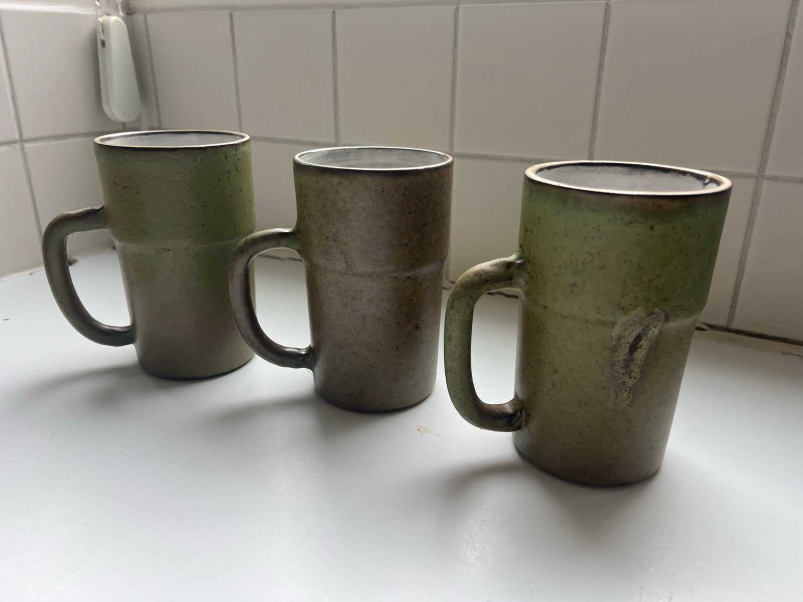 3 vintage LUCY Q BAKKER aardewerk mokken, groen/bruin, Antiek en Kunst, Antiek | Keramiek en Aardewerk, Ophalen of Verzenden