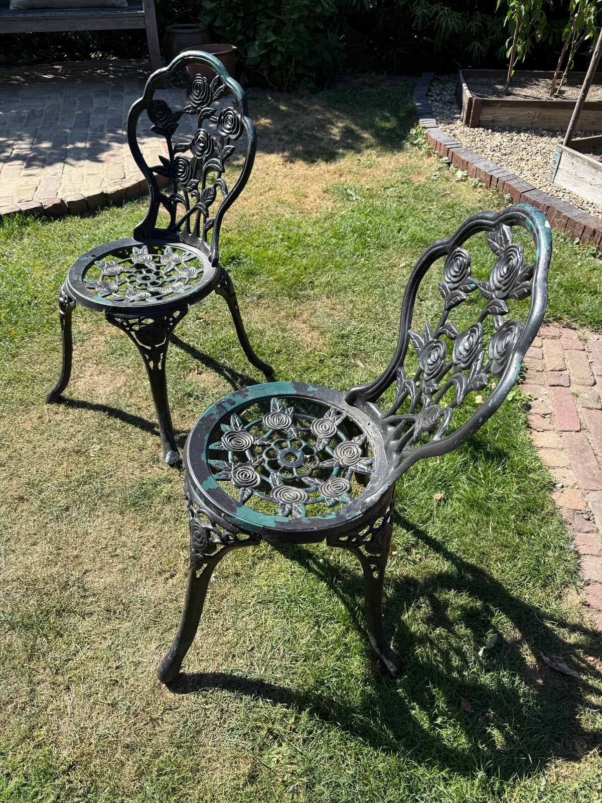 Twee tuinstoelen, roosmotief, opknapper, Tuin en Terras, Tuinstoelen, Ophalen, Gebruikt, Metaal