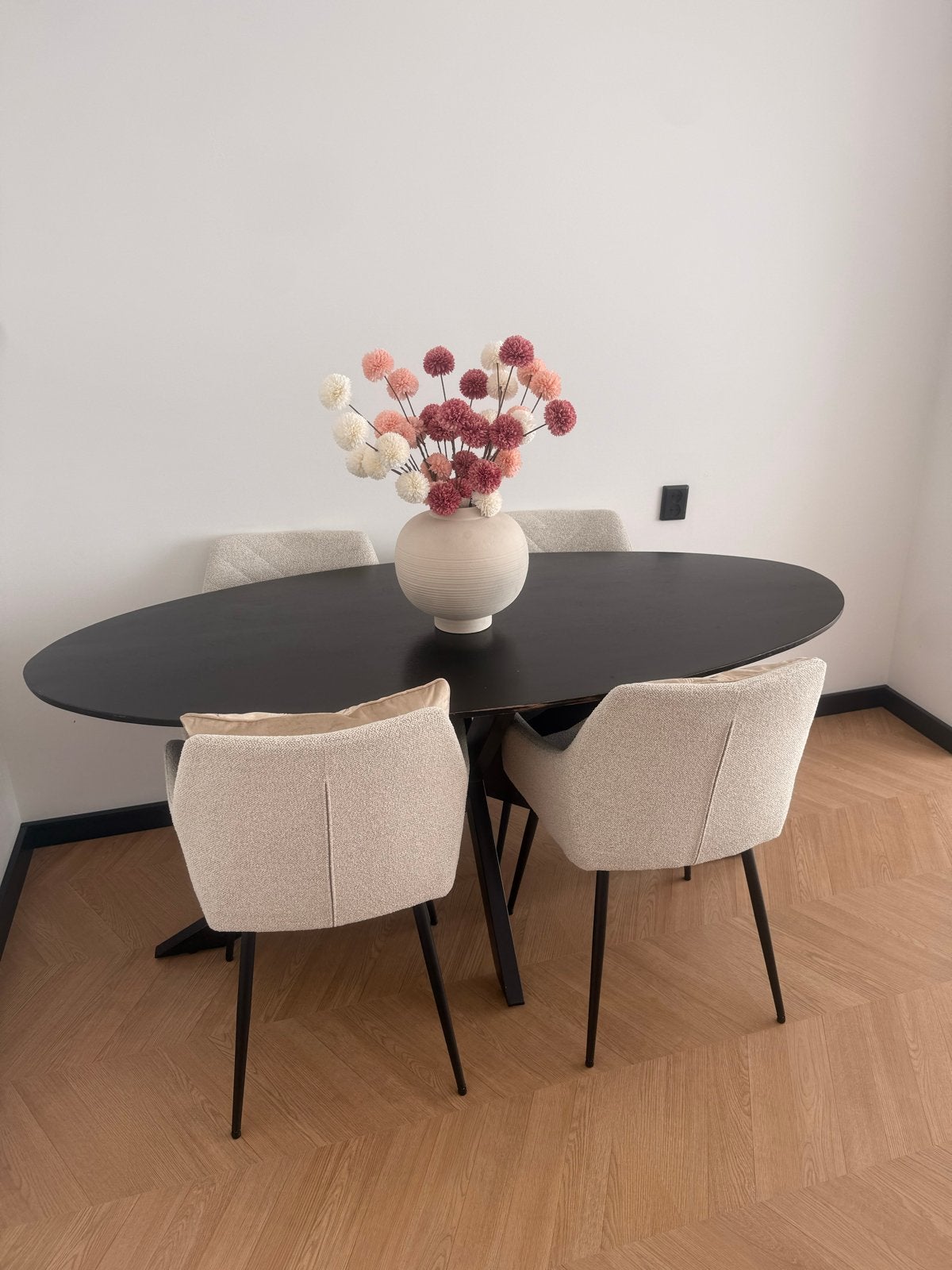 Ovale eettafel met metalen onderstel, Huis en Inrichting, Ophalen, Gebruikt, 100 tot 150 cm, Vier personen