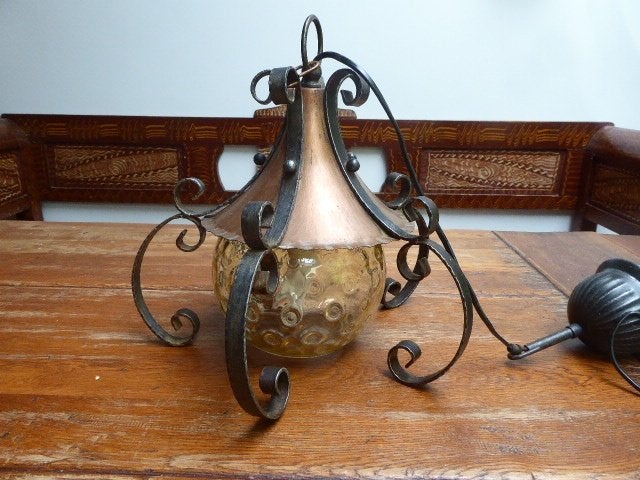 Vintage smeedijzeren hanglamp met persglazen bol, Ophalen of Verzenden