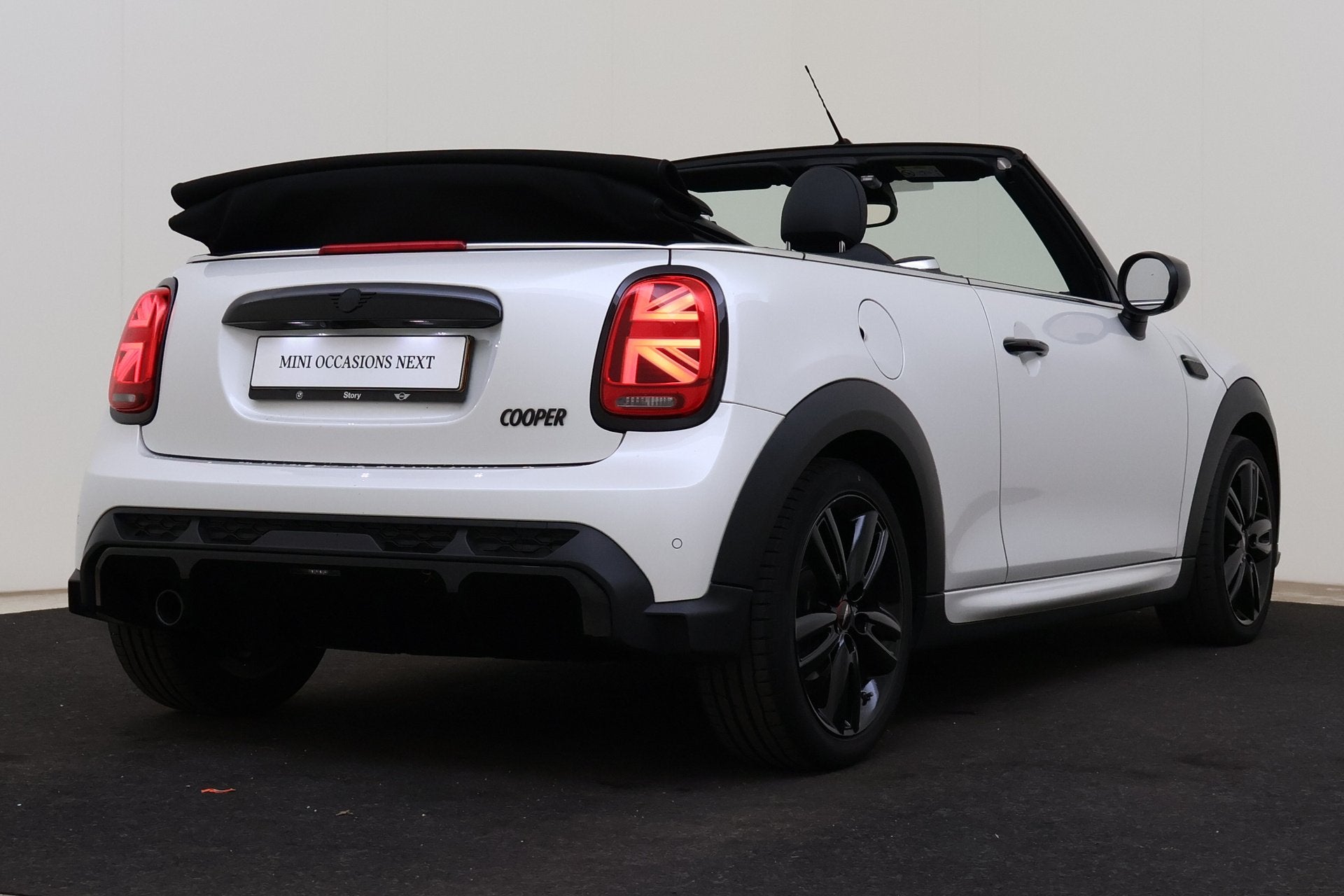 MINI Cabrio Cooper JCW Automaat / Sportstoelen / Achteruitri, Auto's, Mini, Dealer onderhouden, 136 pk, Gebruikt, 4 stoelen