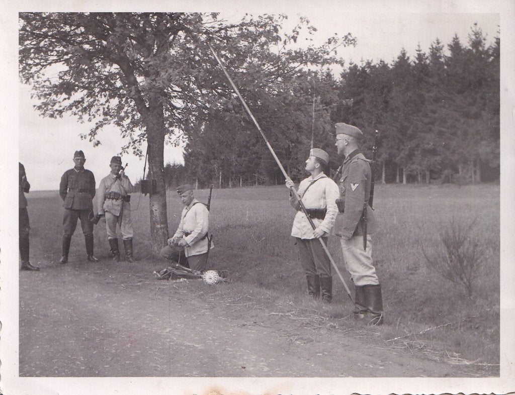 WOII Foto – Duitse Verbindingstroepen & Veldtelefoon, Foto, Ophalen of Verzenden, Zo goed als nieuw, Voor 1940