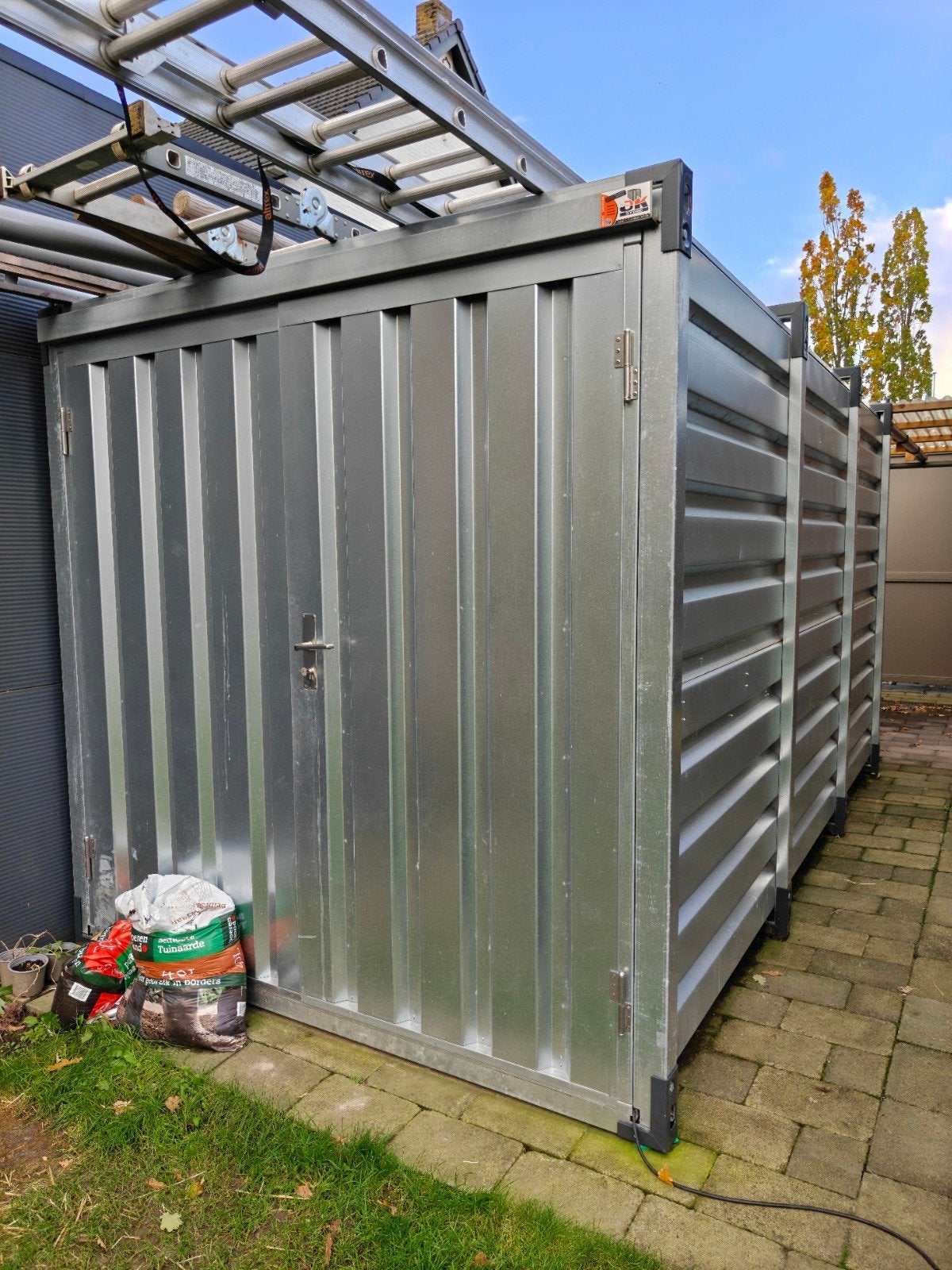 Opslagcontainer 2x4 met overkapping en opslagrekken, Ophalen