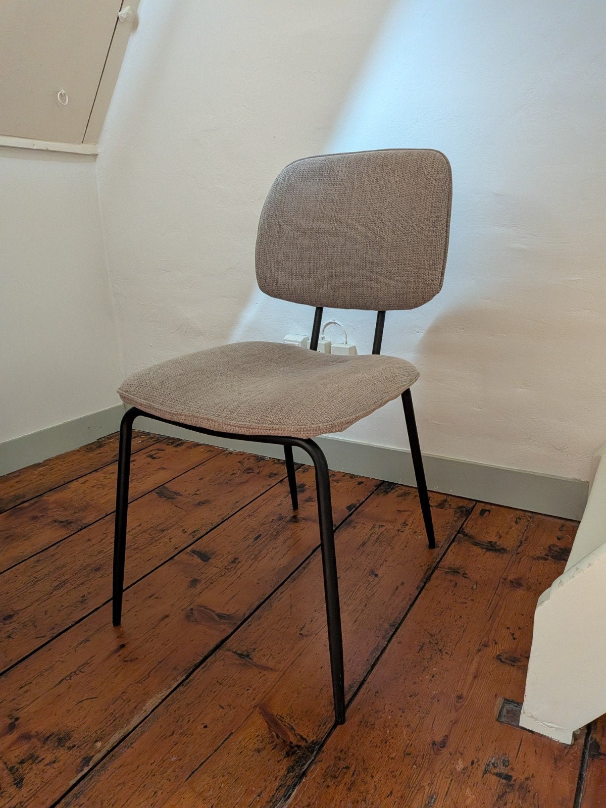 Eetkamerstoel - lichtgrijze/beige stof -zwart metalen poten, Huis en Inrichting, Stoelen, Ophalen, Twee, Overige kleuren, Zo goed als nieuw