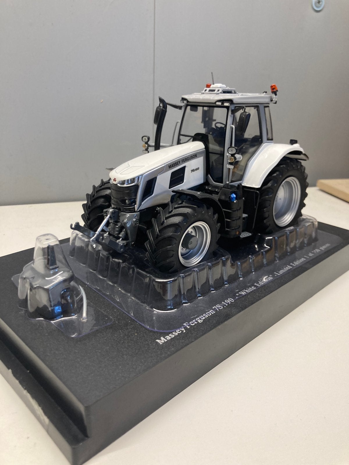 Mf 7s.190 white edition, Ophalen of Verzenden, Zo goed als nieuw, Tractor of Landbouw, Universal Hobbies