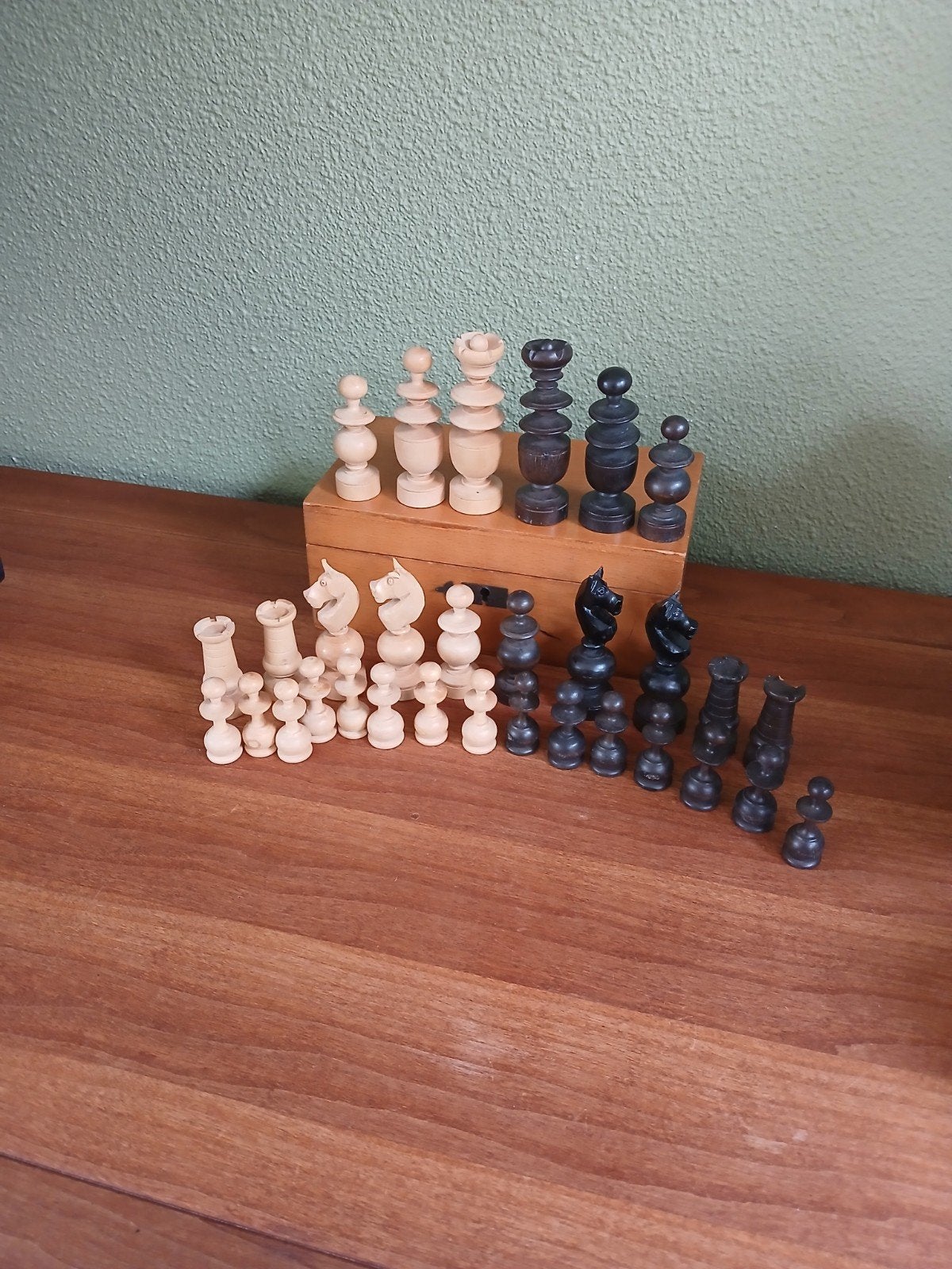 Oud schaakspel met houten stukken en opbergdoos, Antiek en Kunst, Ophalen of Verzenden