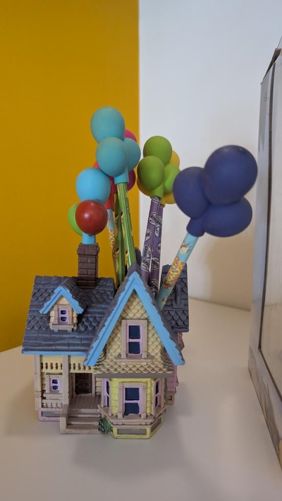 Disney's store Pixar UP Carl's Huis Potloodhouder+6 Potloden, Verzamelen, Ophalen of Verzenden, Overige figuren, Nieuw, Beeldje of Figuurtje