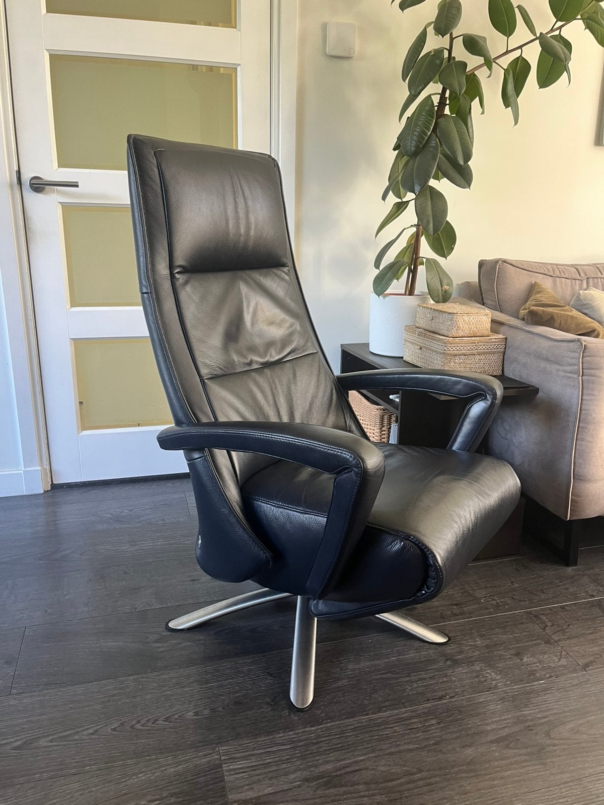 Nette De Toekomst relaxfauteuil Twice L op Accu Zwart Leer, Huis en Inrichting, Fauteuils, Ophalen, Zo goed als nieuw, Leer, 50 tot 75 cm