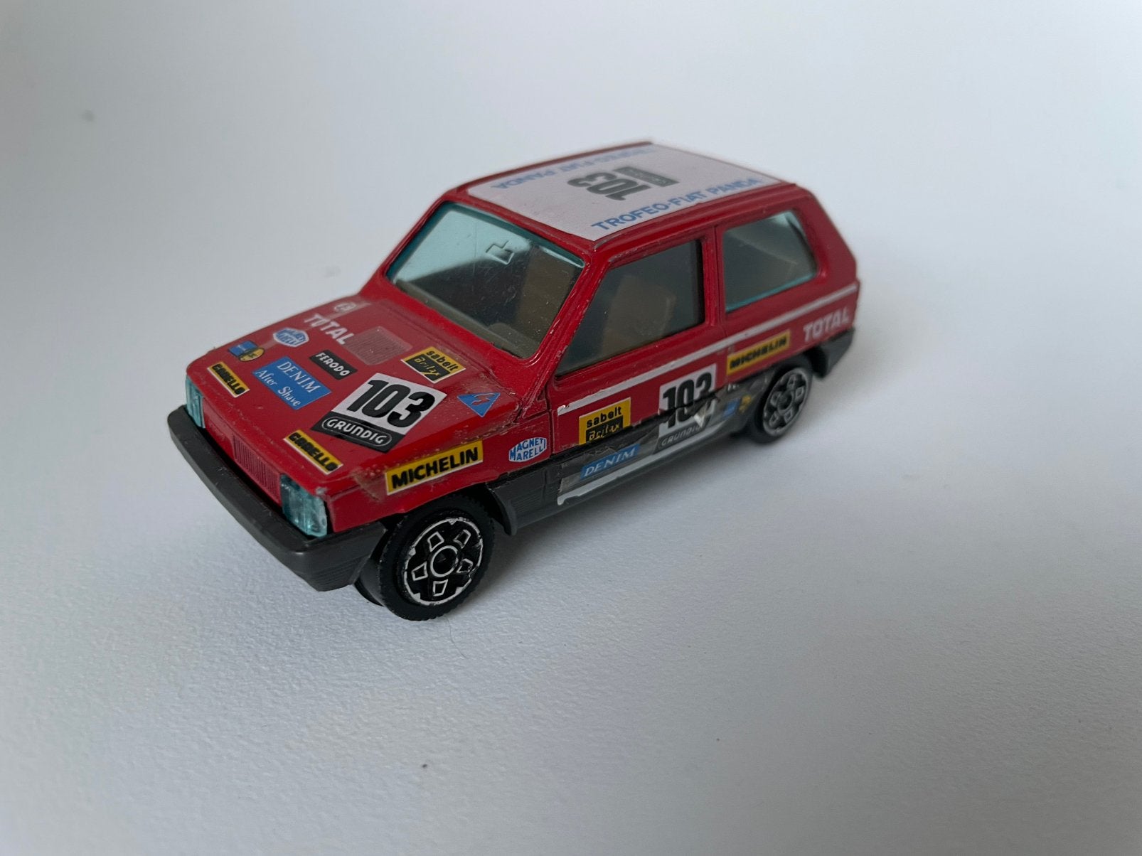 model Fiat Panda 3-d, rood met stickers 1/43, Bburago, Ophalen of Verzenden, Gebruikt, Auto