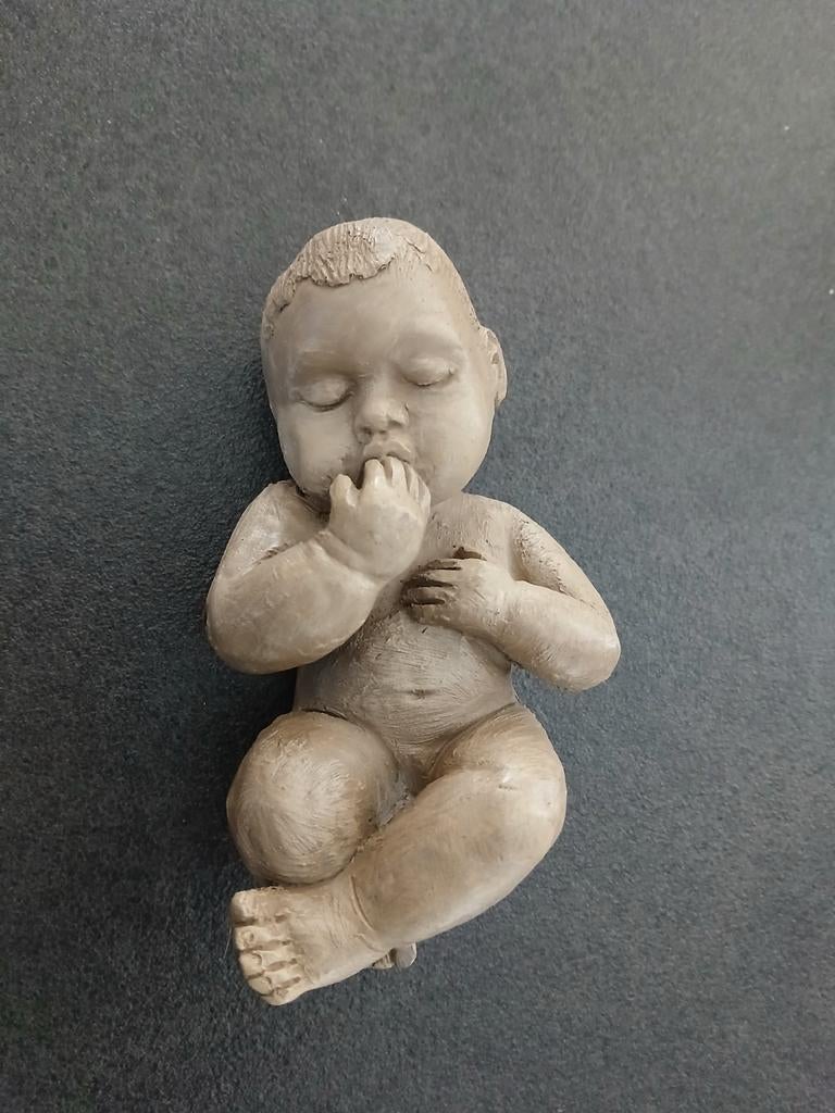 Sculptuur baby gesigneerd 2x, Antiek en Kunst, Kunst | Beelden en Houtsnijwerken, Ophalen of Verzenden