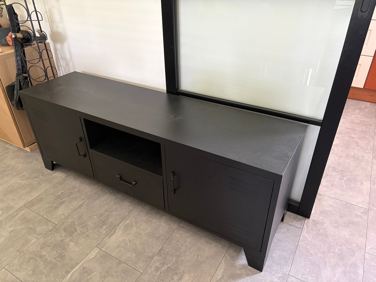 Zwart metalen tv meubel, Huis en Inrichting, Kasten | Televisiemeubels, Ophalen, 100 tot 150 cm, Zo goed als nieuw, Minder dan 100 cm