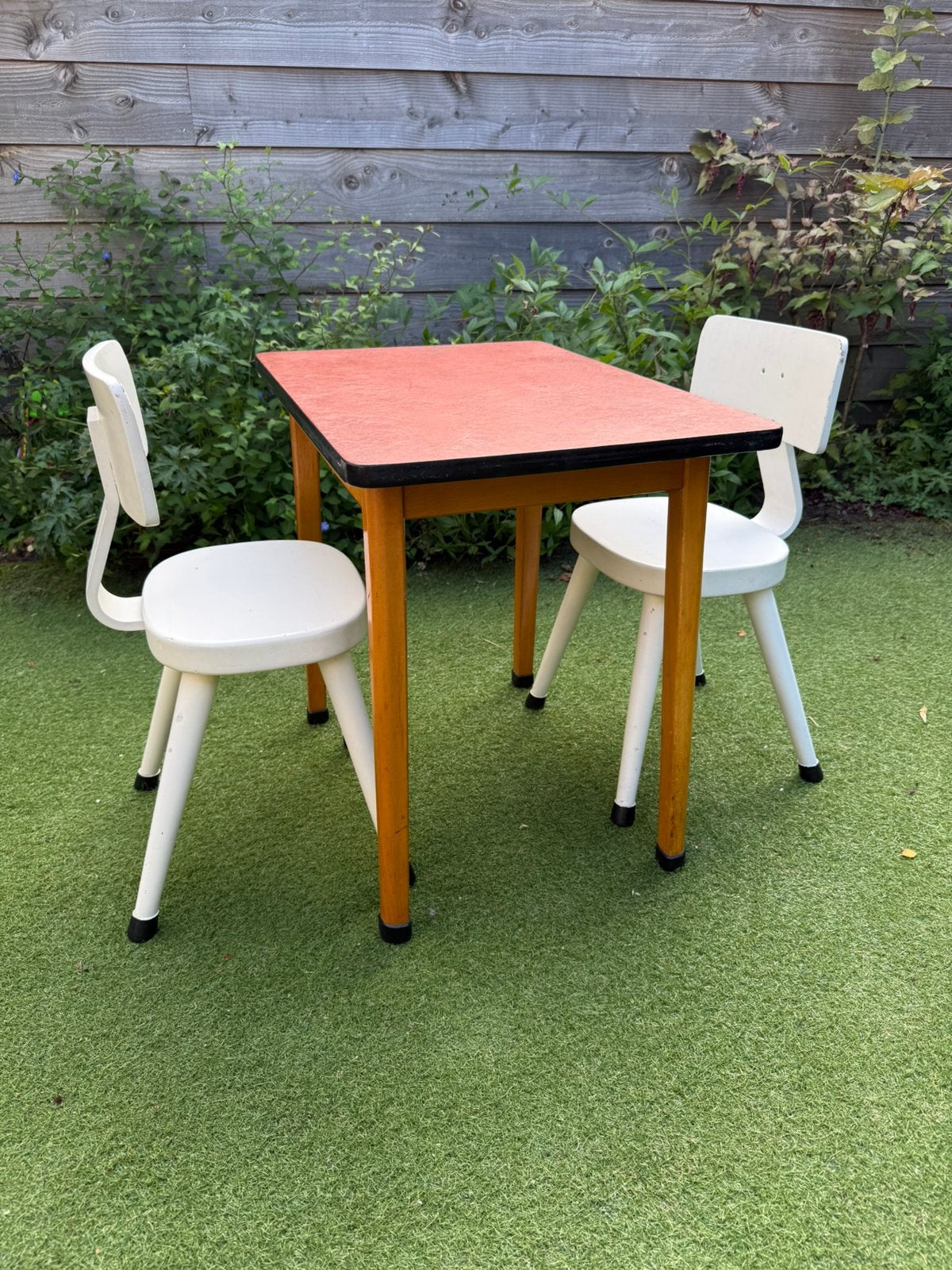 Ouderwets Schilte tafeltje met twee stoeltjes, Kinderen en Baby's, Kinderkamer | Tafels en Stoelen, Ophalen, Gebruikt, Tafel(s) en Stoel(en)