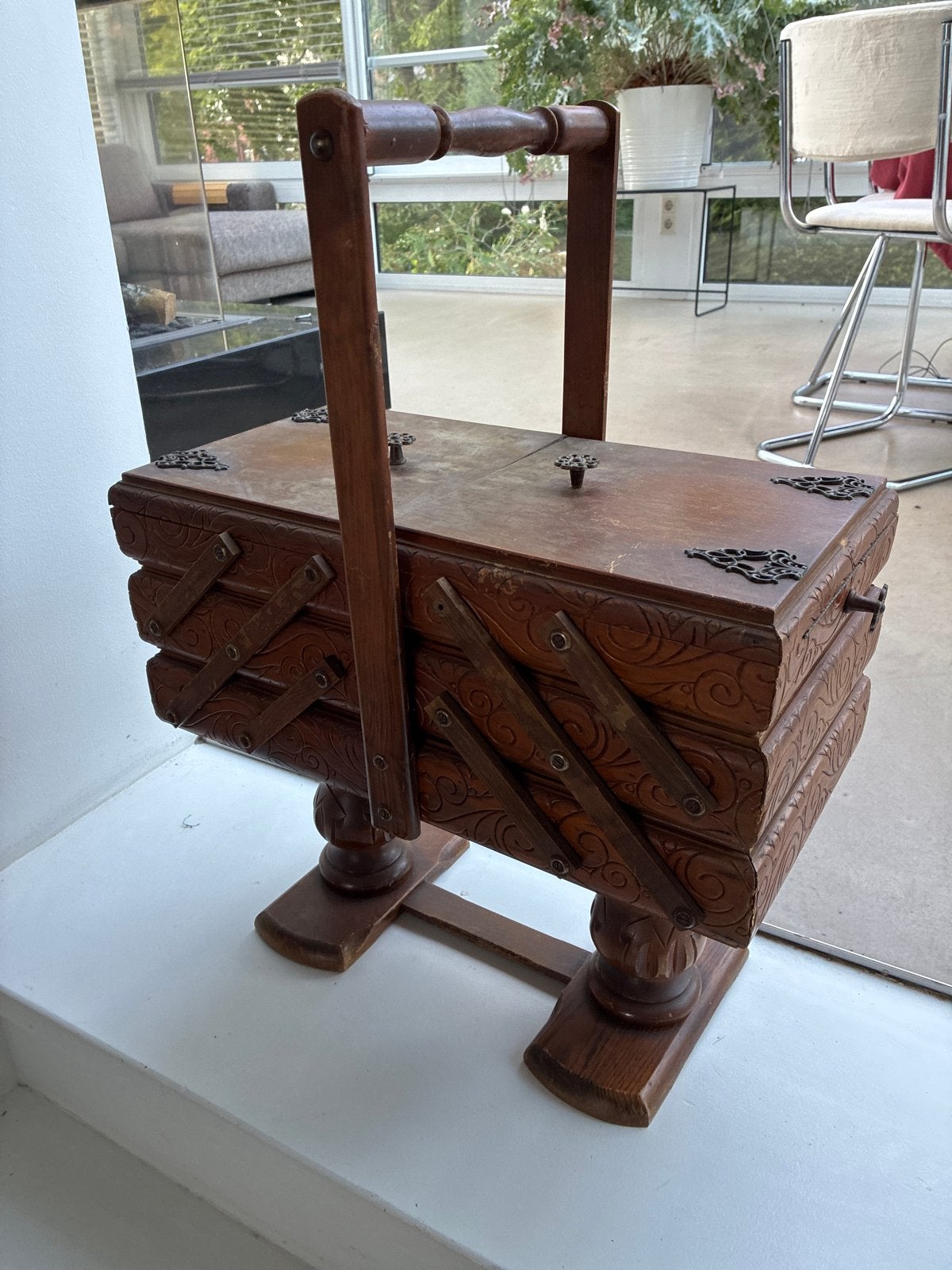 Antieke houten naaidoos met uitschuifbare vakken, Ophalen