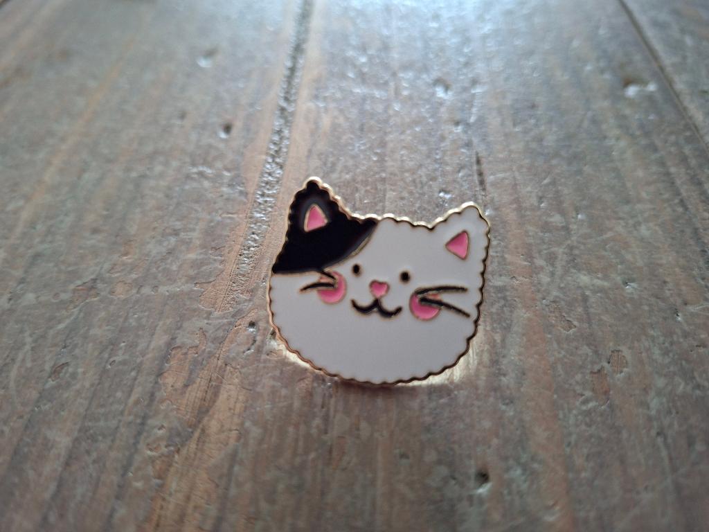 1 mooie pin van een witte poes met een zwart oor te koop, Ophalen of Verzenden, Nieuw, Dier of Natuur, Speldje of Pin