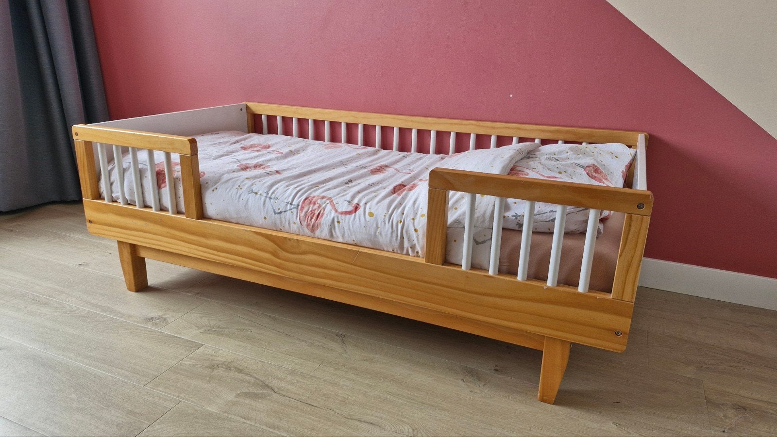 Peuterbed van Petite Amelie, Kinderen en Baby's, Kinderkamer | Bedden, Ophalen, Gebruikt, 70 tot 85 cm, 140 tot 160 cm