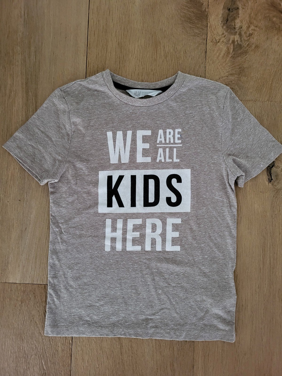 H&M T-shirt 'WE ARE ALL KIDS HERE' - Maat 110/116, Gebruikt, Jongen of Meisje, H&M, Ophalen of Verzenden