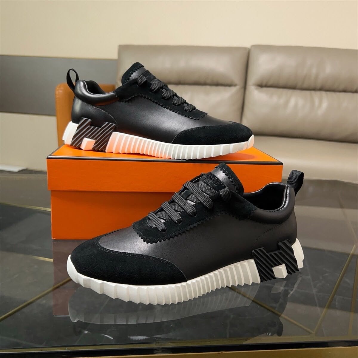 Hermes Sneakers Zwart - Stijlvolle en Comfortabele Schoenen, Ophalen of Verzenden, Zo goed als nieuw, Zwart, Sneakers of Gympen