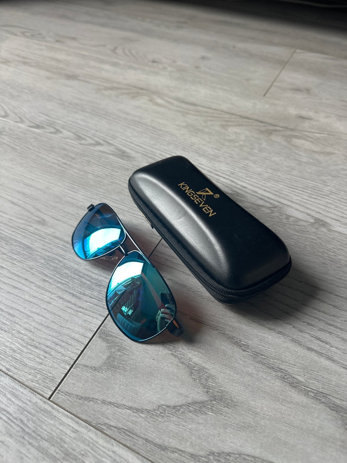 Kingsseven Zonnebril met Blauwe Glazen en Etui, Overige merken, Zonnebril, Blauw, Ophalen of Verzenden