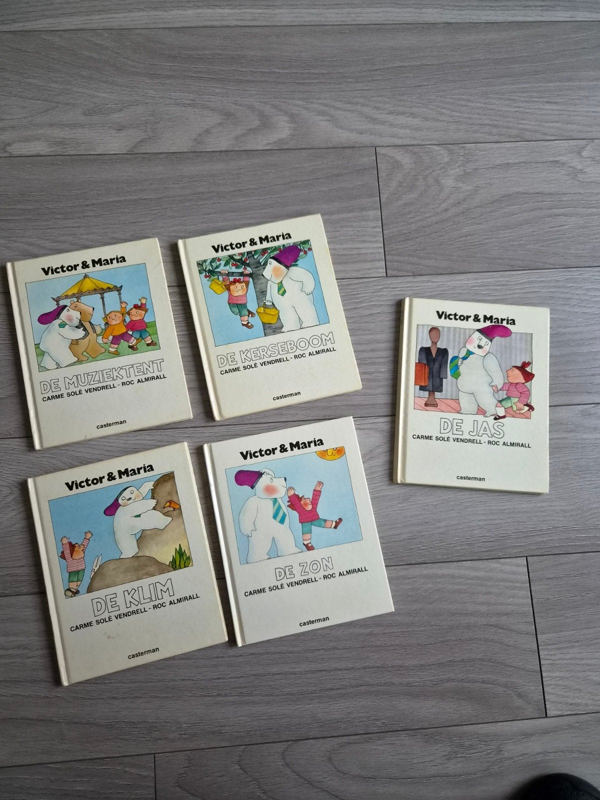 Set  5 vintage Victor & Maria kinderboeken 1982 schaars, Gelezen, Fictie algemeen, Carme Sole Vendrell, Ophalen of Verzenden