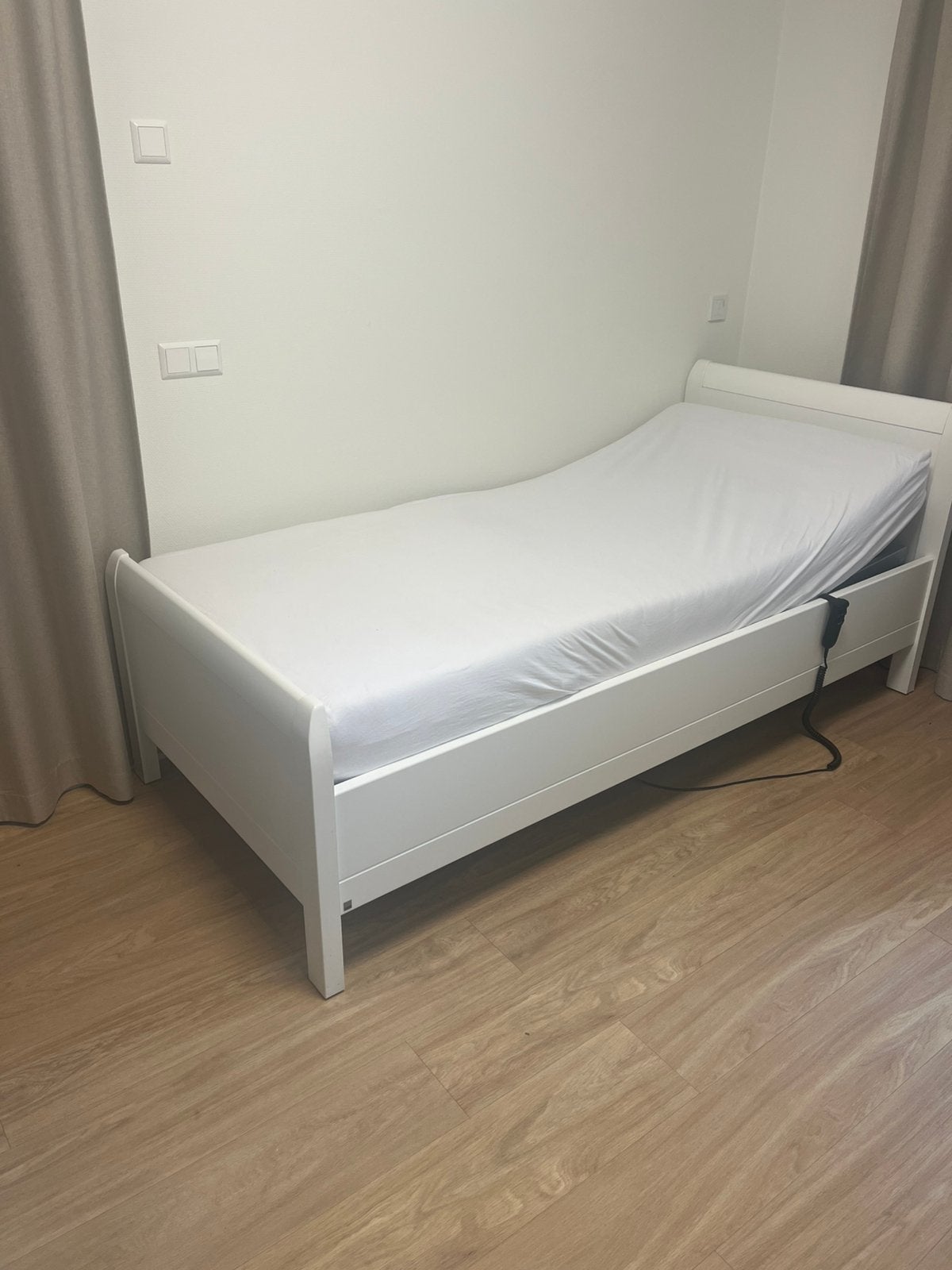 Éen persoons bed met elektrisch verstelbare bodem, Huis en Inrichting, Ophalen, 90 cm, Eenpersoons, Wit