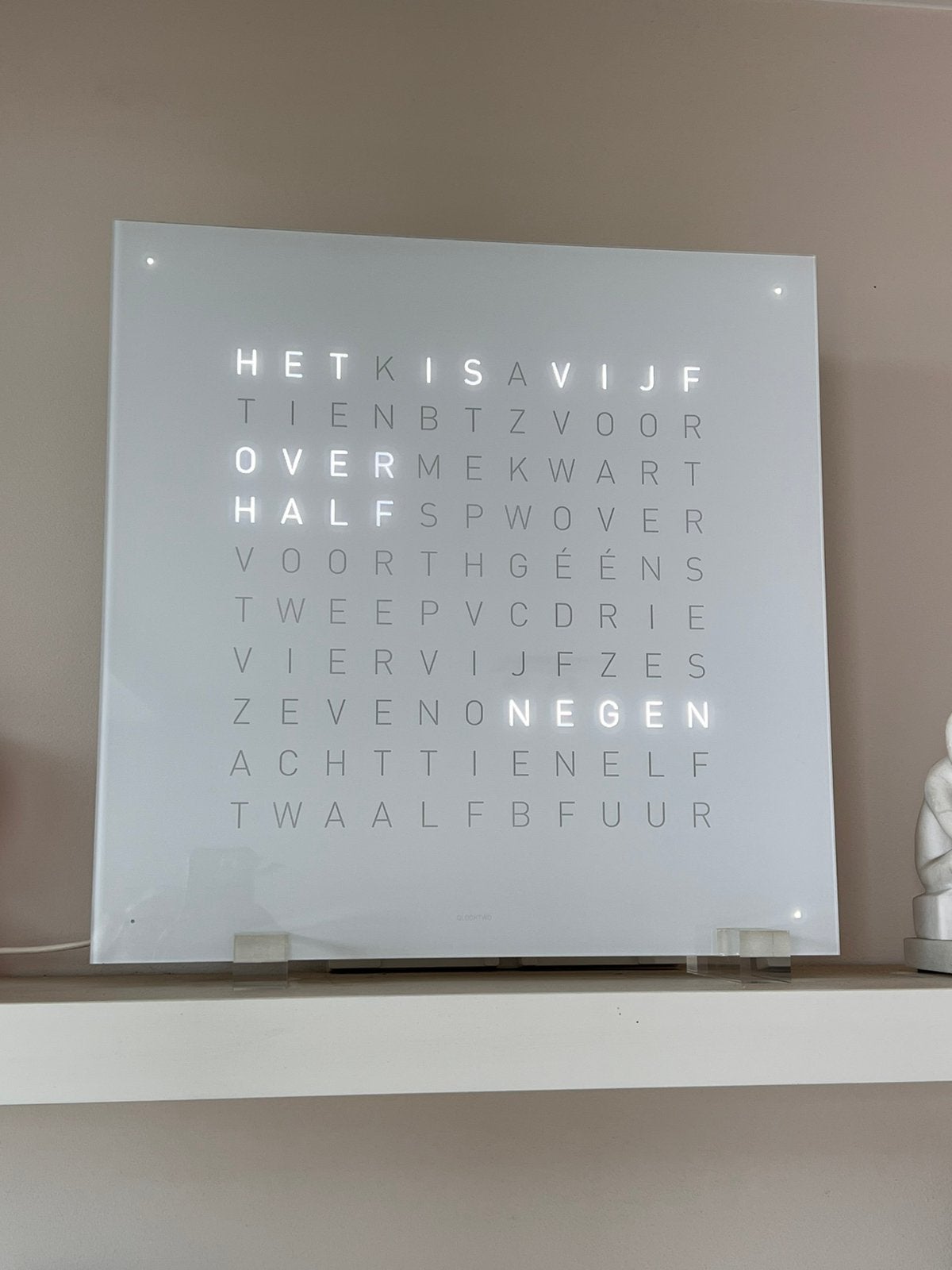Qlocktwo groot model nieuwstaat 45x45, Ophalen of Verzenden, Zo goed als nieuw, Wandklok