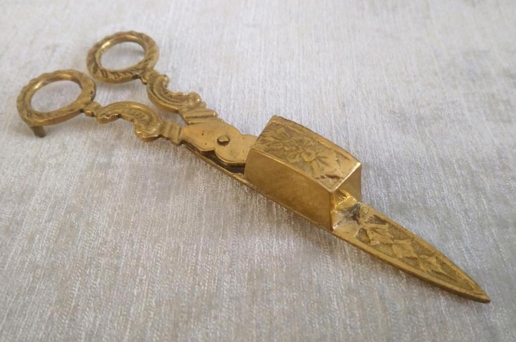 Antieke kaarsensnuiter koper met lelies 16 cm, Ophalen of Verzenden, Koper