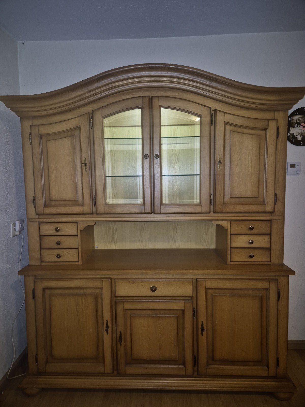 Massief eiken vitrinekast met handige kabeldoorvoer, Huis en Inrichting, Kasten | Dressoirs, Gebruikt, 150 tot 200 cm, 50 tot 75 cm