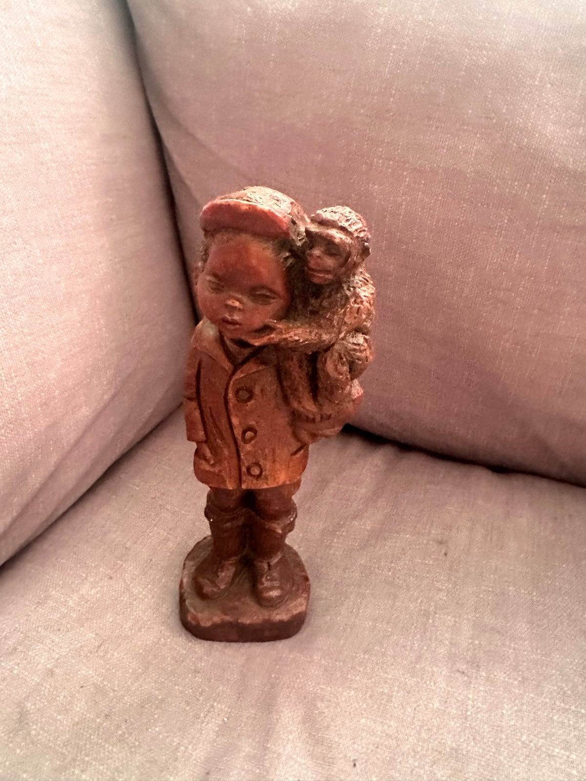 Vintage houten beeldje jongen met aapje, Ophalen, Minder dan 20 cm, Handgemaakt, Beeld