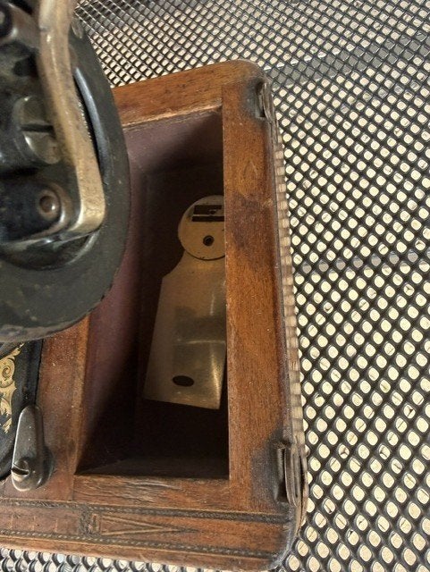 Te koop ouderwetse naaimachine, Ophalen