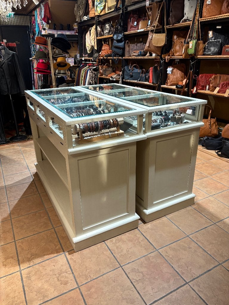 2 vitrine kasten, Huis en Inrichting, Kasten | Vitrinekasten, Ophalen, Kapellestraat 13 sluis, Bubbles, 50 tot 100 cm