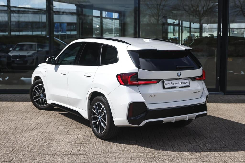 BMW X1 xDrive25e M Sport Automaat / Trekhaak / Sportstoelen, Gebruikt, Zwart, Met garantie (alle), Wit