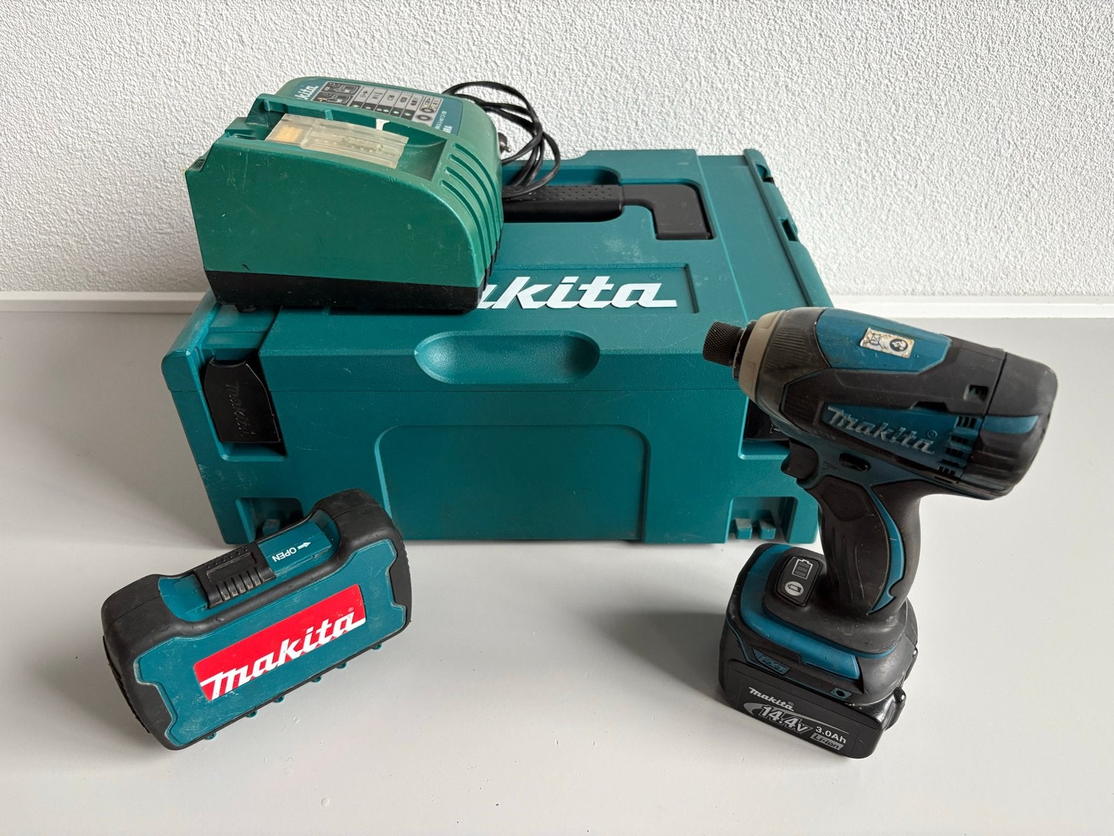 Makita BTD146 Accu Slagschroevendraaier met lader en accu's, Doe-het-zelf en Verbouw, Gebruikt, Variabele snelheid, Ophalen of Verzenden