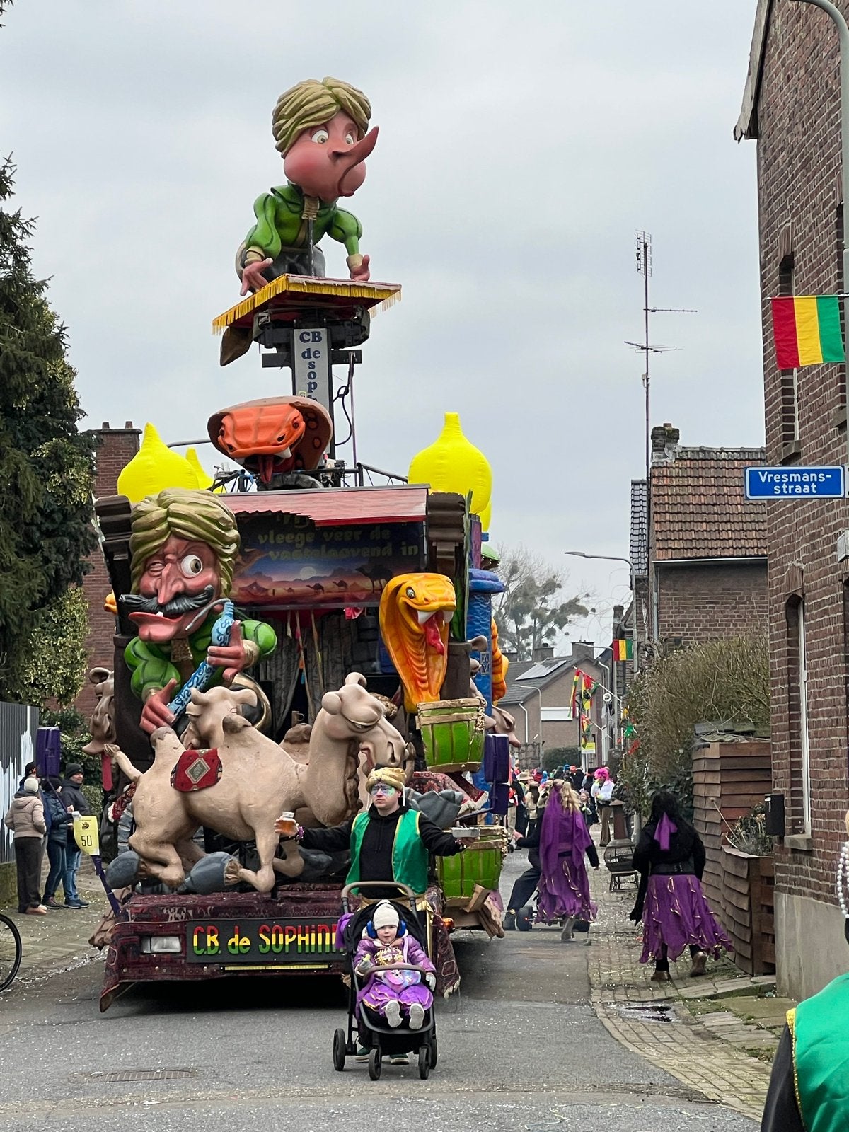 Carnavalswagen 'Aladin en 1001 nacht' opbouw met kostuums, Ophalen, Gebruikt, Versiering, Carnaval