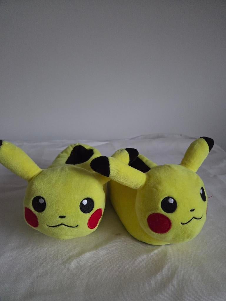 Pikachu Pantoffels - Comfortabel en Leuk!, Geel, Ophalen of Verzenden, Zo goed als nieuw, Pantoffels of Sloffen