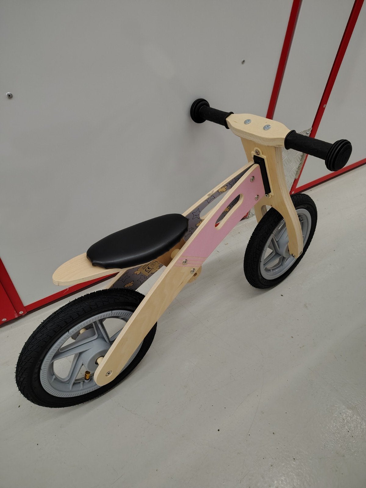 Foto 3 van Zo goed als nieuwe houten loopfiets met luchtbanden