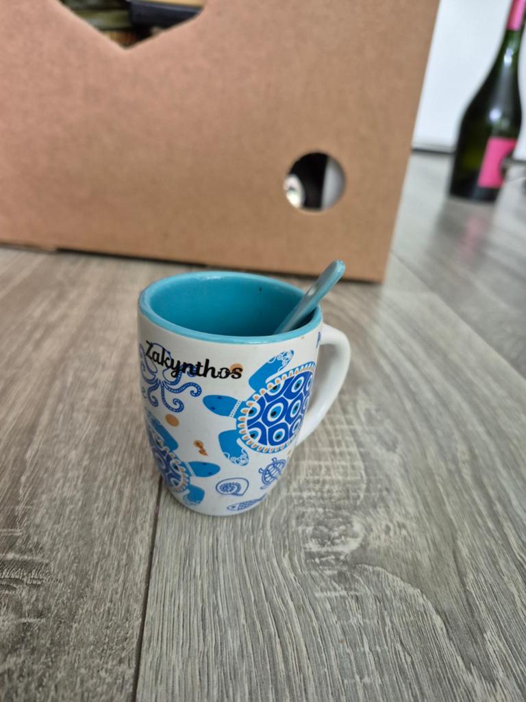 Zakynthos Griekenland Souvenir Mokje met Lepel, Keramiek, Ophalen of Verzenden, Zo goed als nieuw, Overige stijlen