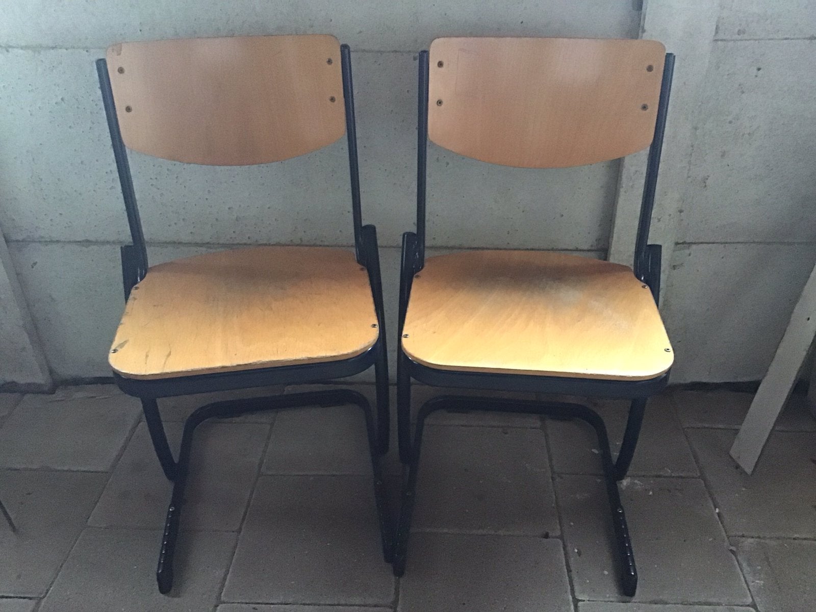 Twee oude schoolstoelen., Huis en Inrichting, Ophalen, Gebruikt, Twee, Bruin