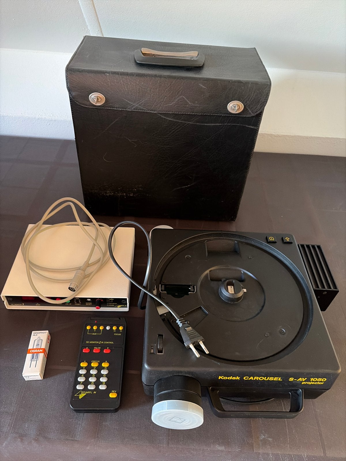 Kodak Carousel S-AV 1050 Projector met accessoires, Ophalen, Gebruikt