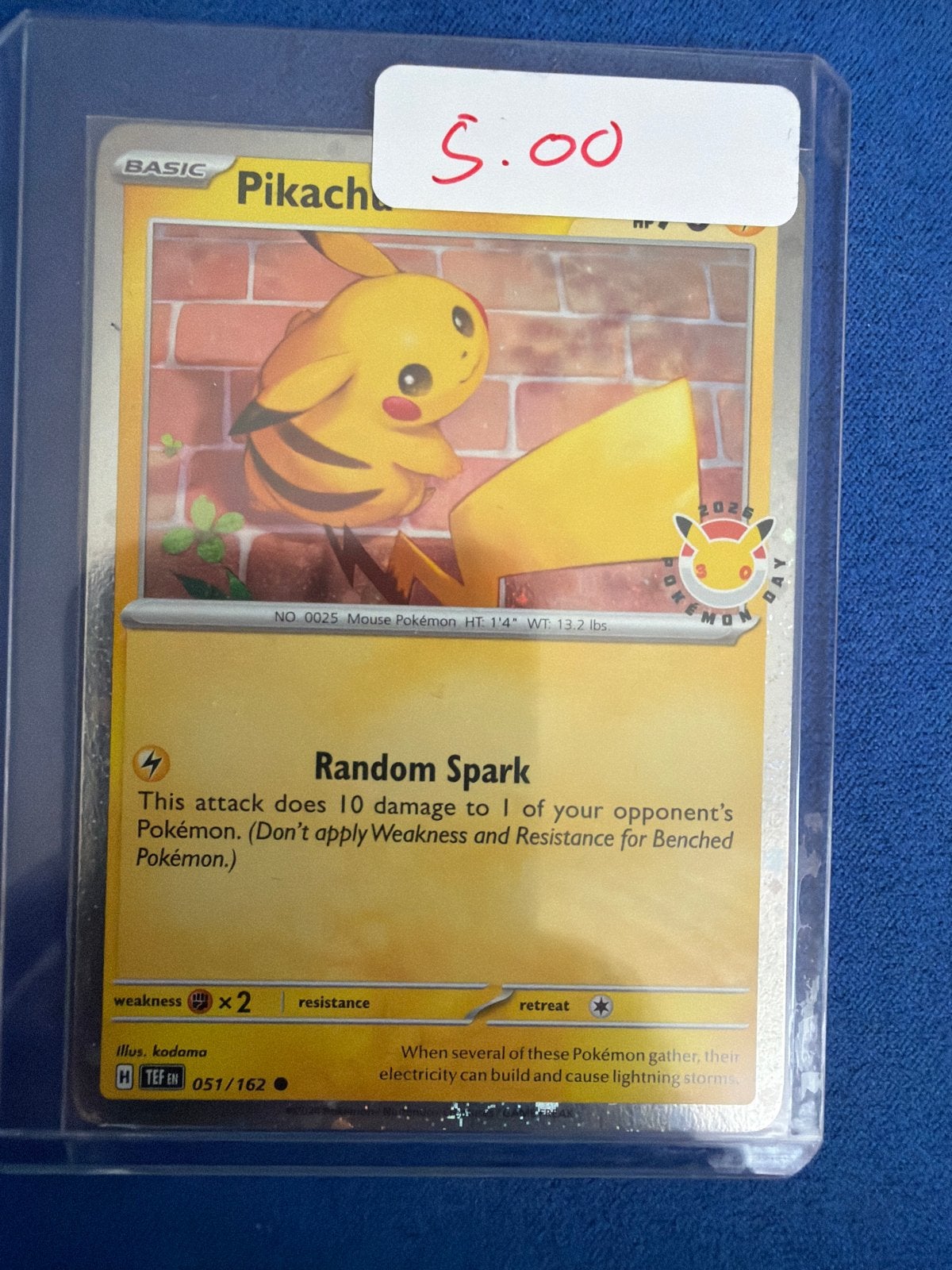 Pikachu Pokémon Kaart - 2022 Pokémon Day Editie, Ophalen of Verzenden, Zo goed als nieuw, Losse kaart