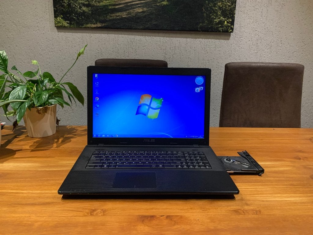 Nette 17,3 inch Asus Dual core Windows 7 laptop. Goede accu, Intel Pentium 2020M, HDD, 2 tot 3 Ghz, Qwerty