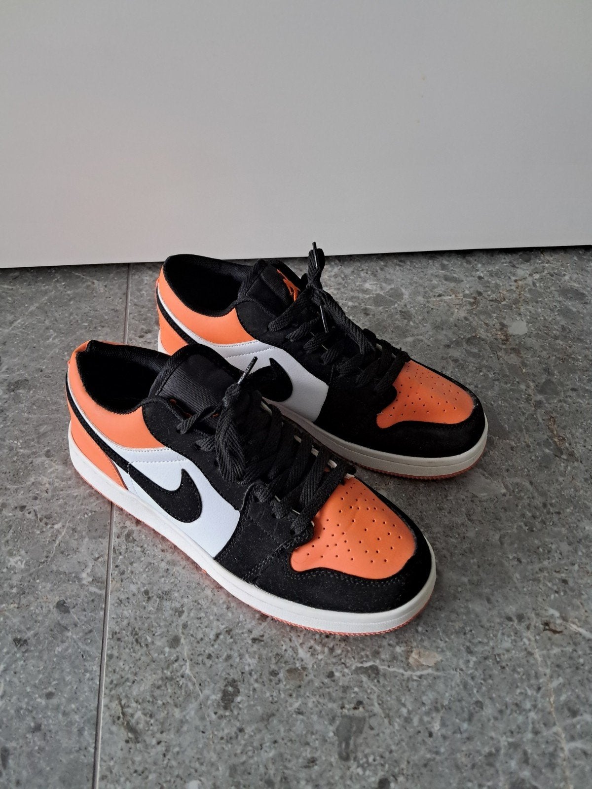Nike Air Jordan 1 Low - Zwart/Oranje/Wit - Maat 42, Kleding | Dames, Schoenen, Zwart, Nike, Ophalen of Verzenden, Sneakers of Gympen