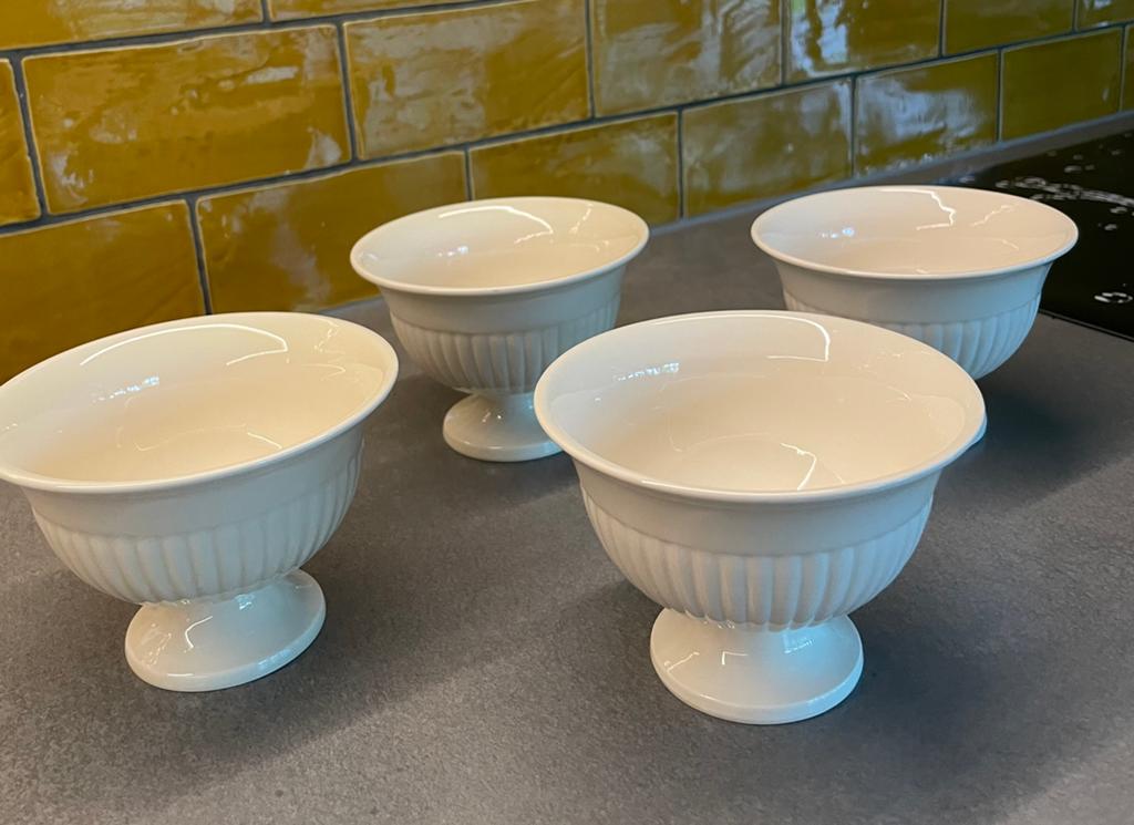 Vier schaaltjes op voet Wedgwood Edme, Ophalen of Verzenden, Wedgwood, Aardewerk, Schaal of Schalen