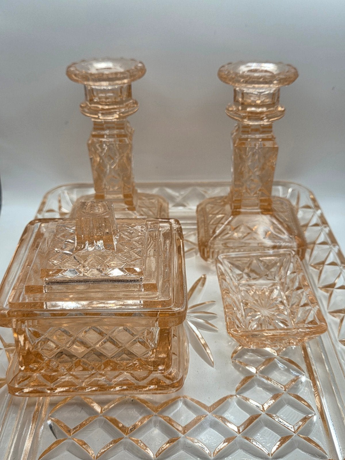 Vintage Kaptafelset – Poederroze Geperst Glas – 5-delig, Antiek en Kunst, Antiek | Glas en Kristal, Ophalen of Verzenden